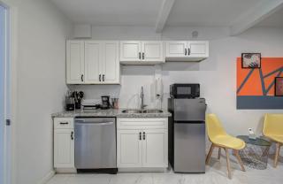Charming Houston Getaway 2BD 1BA & Yard - 9
