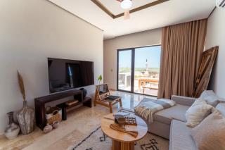 AMIRA - Stylish Penthouse with Rooftop Pool & Sea Horizon - 5