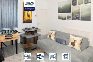 Spacious 3 Bedroom House By WillCo Property Short Lets & Serviced Accommodation Leicester With Games, Parking and Projector - 0