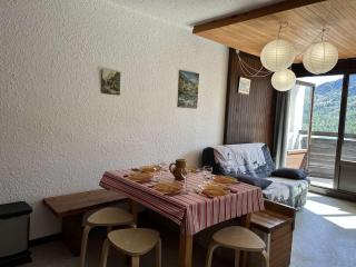 Appartement Montgenèvre: 6 pers, 2 ch + coin montagne, balcon, parking, prox commerces - FR-1-330D-56 - 2