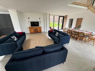 Threshing Barn- Modern 5 Bed, 10 person, Barn Conversion in a Rural Location with Great Access - 3