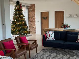 Threshing Barn- Modern 5 Bed, 10 person, Barn Conversion in a Rural Location with Great Access - 8