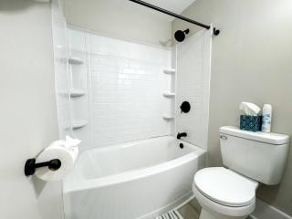 NEW Mins to DHMC/Hanover-Queen Beds-Laundry onsite - 1