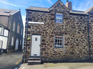 Characterful 2 bed within Conwy Walls - 0