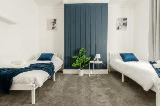 Spacious 3 Bedroom modern flat with parking, free wifi - 9