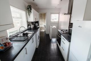 Spacious 3 Bedroom modern flat with parking, free wifi - 7