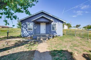 2 Mi to Phillips 66 Refinery Home with Yard - 0