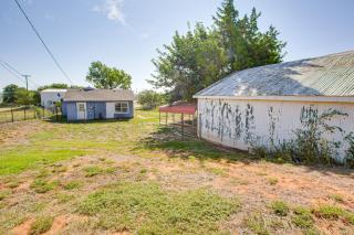 2 Mi to Phillips 66 Refinery Home with Yard - 9