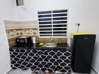Cozy 4BR Homestay with 2 Baths Taman Seraya - 1