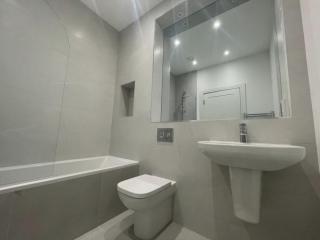 3 Bed Spacious House in Ennis Road - 6