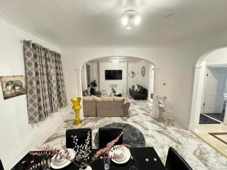 Marble Arch Beautiful Family Three Bedroom Apartment - 1