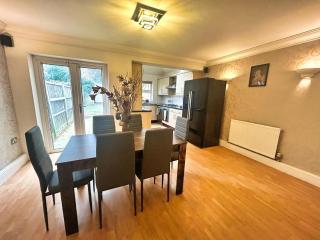 3 Bed Semi - Sleeps 5 - Wifi - Private Garden & Parking - Pets Allowed - 9