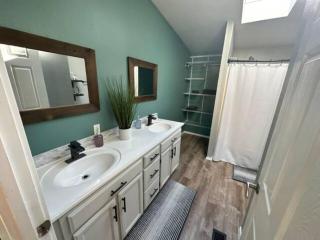 Enchanting Getaway Farmhouse And Tiny House Duo - 9