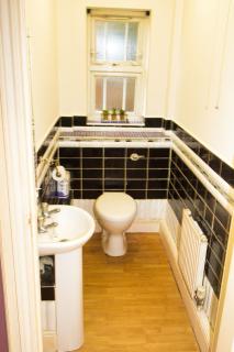 3 Bed Town House - Sleeps 5 - Ensuite - Off Street Parking - Pets Welcome - Wifi - Garden - 3