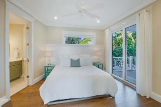 Tropical Hideaway - Luxury home near dining & beach - 9