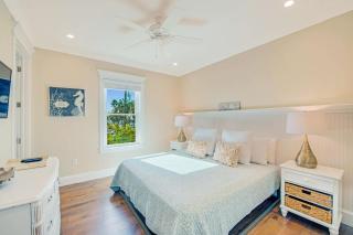 Tropical Hideaway - Luxury home near dining & beach - 7