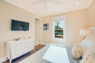 Tropical Hideaway - Luxury home near dining & beach - 6