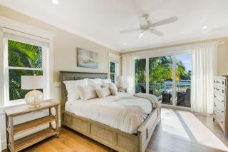 Tropical Hideaway - Luxury home near dining & beach - 2
