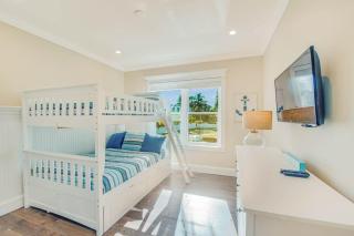 Tropical Hideaway - Luxury home near dining & beach - 3