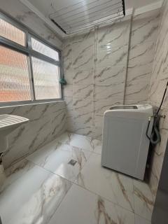 Apartamento com Estacionamento, Wi-Fi, Ar condicionado a 300 metros da Praia da Enseada no Guarujá. - 6