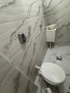 Apartamento com Estacionamento, Wi-Fi, Ar condicionado a 300 metros da Praia da Enseada no Guarujá. - 5