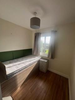3 Bed Spacious House in Golf Links Road - 0