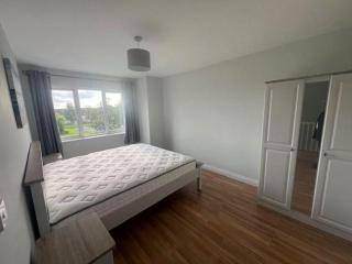 3 Bed Spacious House in Golf Links Road - 3