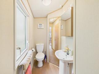 Peaceful Caravan Stay at River Valley Country Park, Cornwall - 1