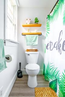 Prime Location Top Rated Clean Parking Free! - 5