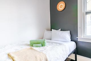 Prime Location Top Rated Clean Parking Free! - 7