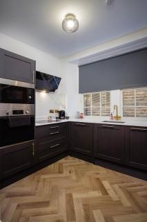 RoyalMileLUXE - 2BR Apartment with Freestanding Bathtub - 3