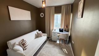 Vive Luxe Condo w Pool & 247 Security near Airport - 8