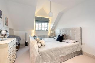 Luxury 5Bed Gated Home in High Beech - 1