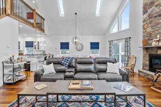 Petrarch Pines Chalet Modern Retreat with Hot Tub - 6