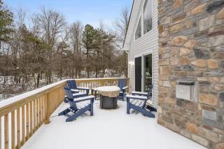 Petrarch Pines Chalet Modern Retreat with Hot Tub - 2