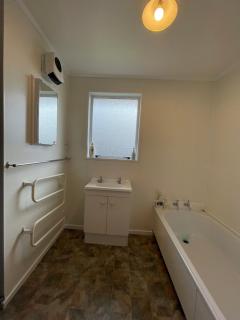 Two bedroom home in the heart of Te Anau - 1