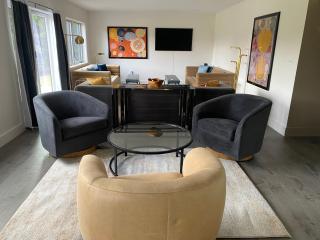 9FR Renovated home with beautiful views, large yard, dogs welcome! - 1