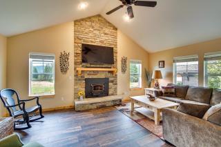 Cozy Ronald Retreat with Community Amenities! - 7