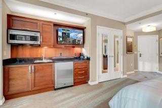 Mgm 1 Bedroom Balcony And Or Studio Luxury Suites - 8
