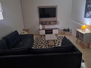 Quarto confortável com armário smart tv e ventilador - Montes Claros - 1