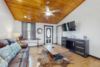 Headquarters Hideaway - 9