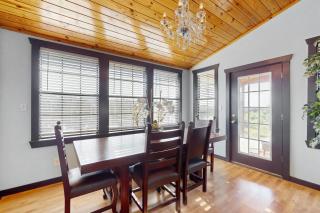 Headquarters Hideaway - 6