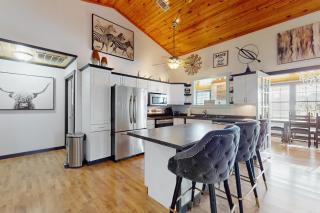 Headquarters Hideaway - 5