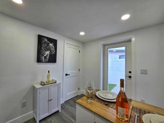 The Executive Landing , 1BR, 7 TPA Airport, AC, Free Pkng, Wine, Fast Wi-Fi - 7