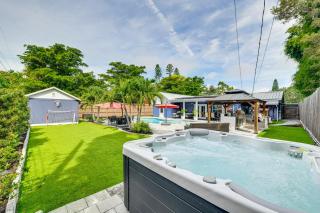 Backyard with Pool and Games! Family Home in Bradenton - 9