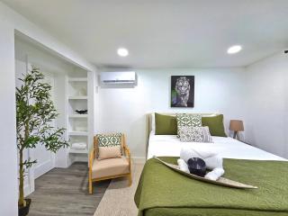 The Executive Landing , 1BR, 7 TPA Airport, AC, Free Pkng, Wine, Fast Wi-Fi - 2