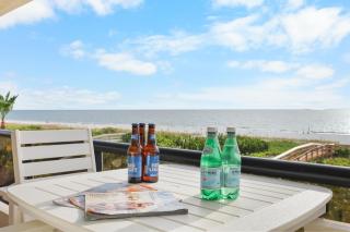 Stylish beachfront condo with spa/pool and ocean views - 0