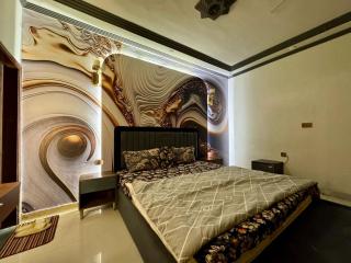 4BHK Bathtub,Ntflx,AC 50inch Lcd Gulshan luckyone central - 0