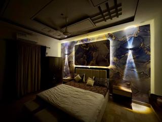4BHK Bathtub,Ntflx,AC 50inch Lcd Gulshan luckyone central - 4