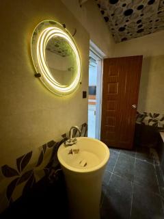 4BHK Bathtub,Ntflx,AC 50inch Lcd Gulshan luckyone central - 3